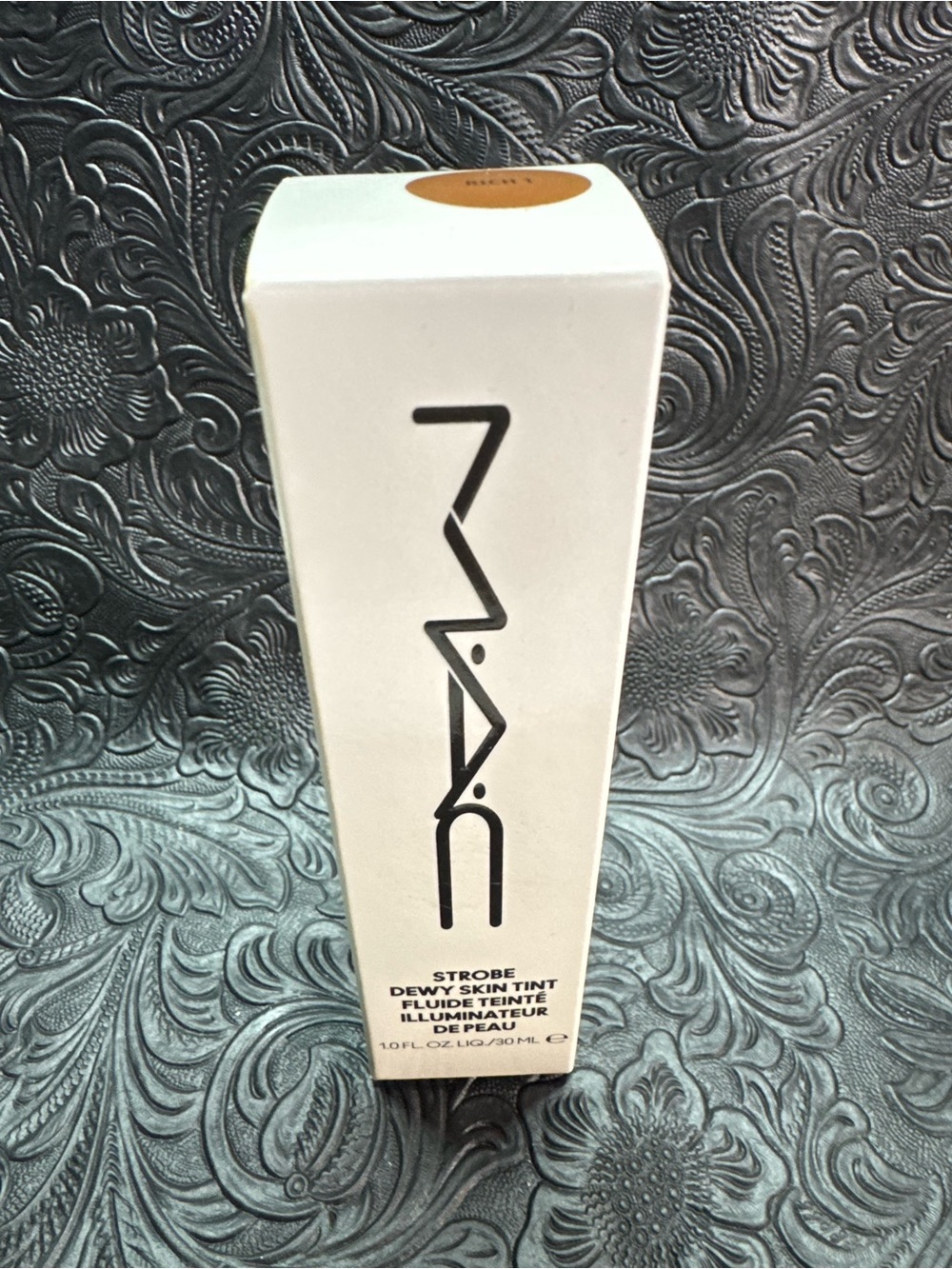 M·A·C Strobe Dewy Skin Tint in Rich 1
